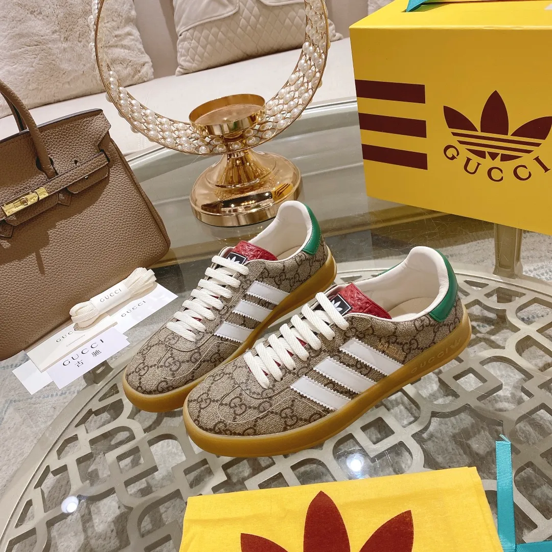 👟👟Ex-factory price 520👟👟Gucci&adidas joint limited edition couple's sneakers. A super nice joint casual sneaker with rich and bold colors! It showed everyone a completely different charm from the past! Combining retro style and youthful sports style to create a new aesthetic! Vitality yet stylish at the same time! ! Upper - made of cowhide, cowhide, cloth. Lining - sheepskin lining for foot pads. Sole - original open-molded beef tendon non-slip and wear-resistant outsole. Size: 35-47 (couple style)